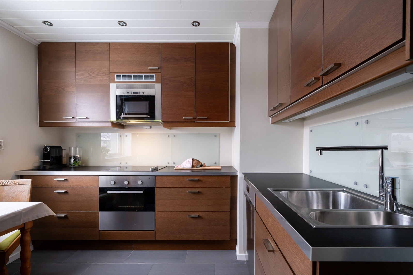 Kjøkkeninnredningen er fra 2011 med slette fronter og laminat benkeplate. Galleribilde