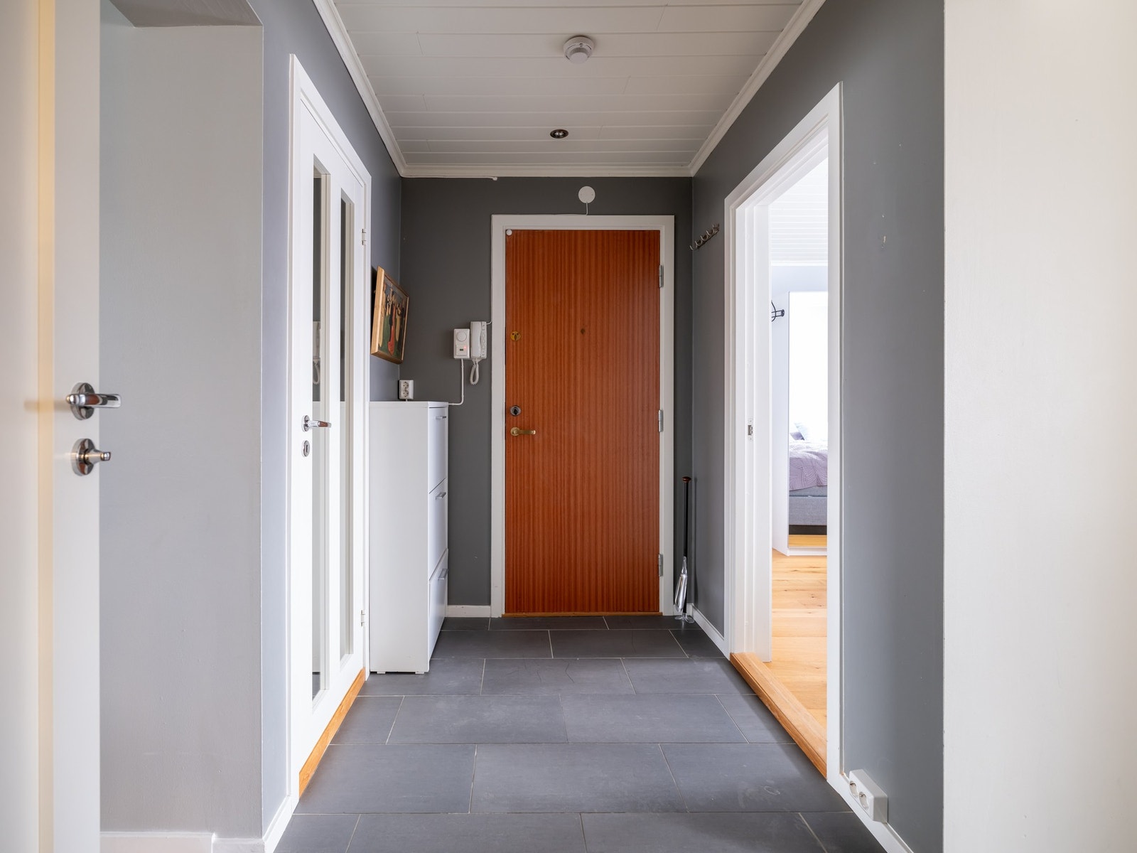 Velkommen inn til det som kan bli ditt nye hjem! Leiligheten ligger i byggets 2.etasje med adkomst via felles trappeoppgang. Galleribilde