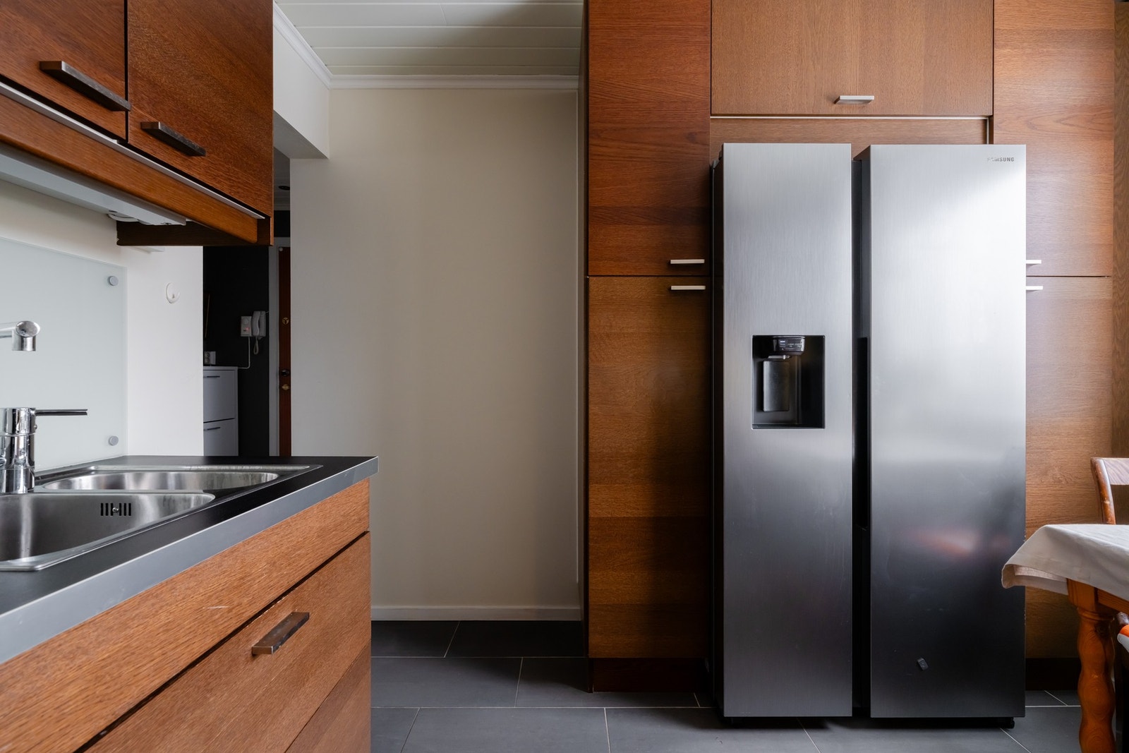 Kjøkkenet er utstyrt med integrert platetopp, stekeovn og mikrobølgeovn, samt frittstående kjøl/fryseskap. Galleribilde