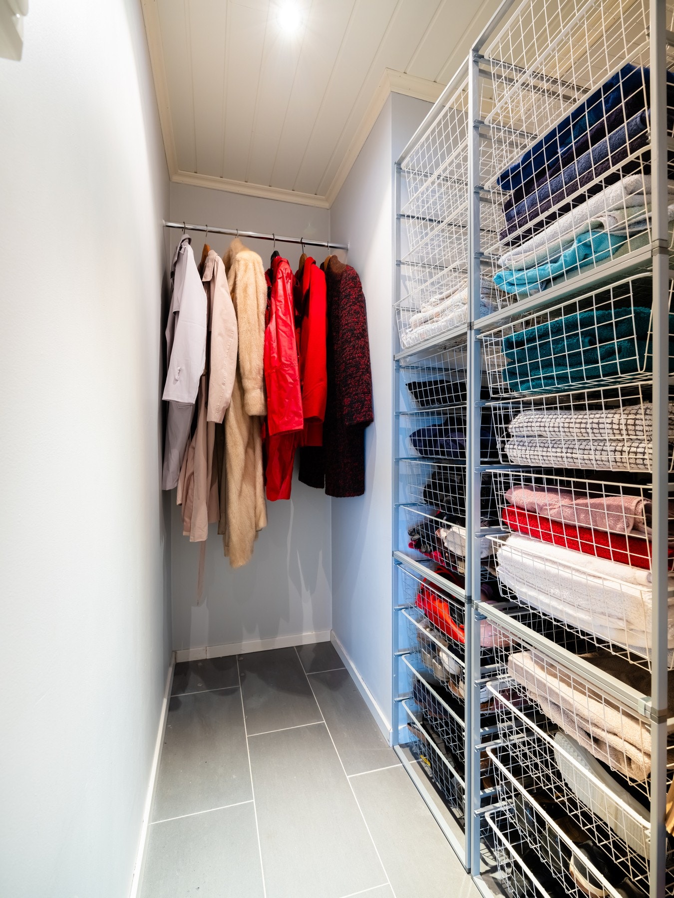 I tilknytning til entréen er det en praktisk innvendig bod med god plass for oppheng og lagring av yttertøy. Galleribilde