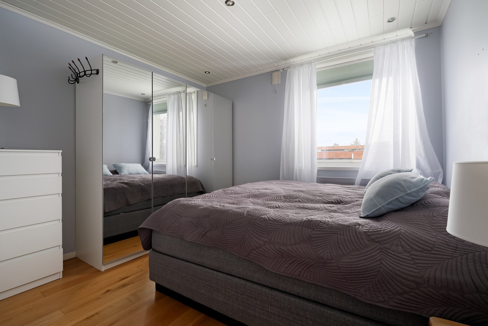 På hovedsoverommet har du plass til dobbeltseng, nattbord, samt ønsket garderobeløsning. Galleribilde