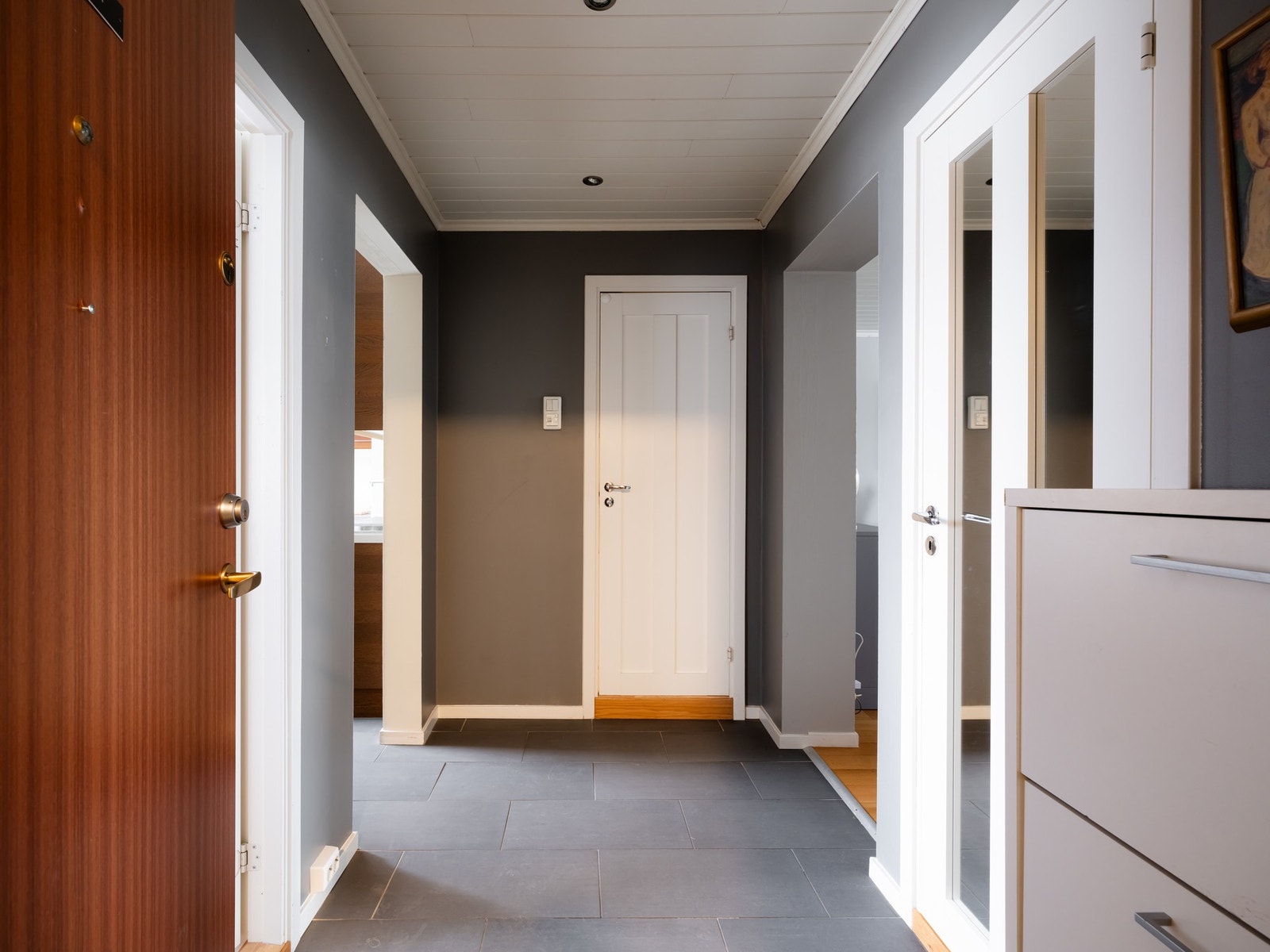 Her blir du møtt av en lys entré som gir et godt førsteinntrykk av boligen. Galleribilde