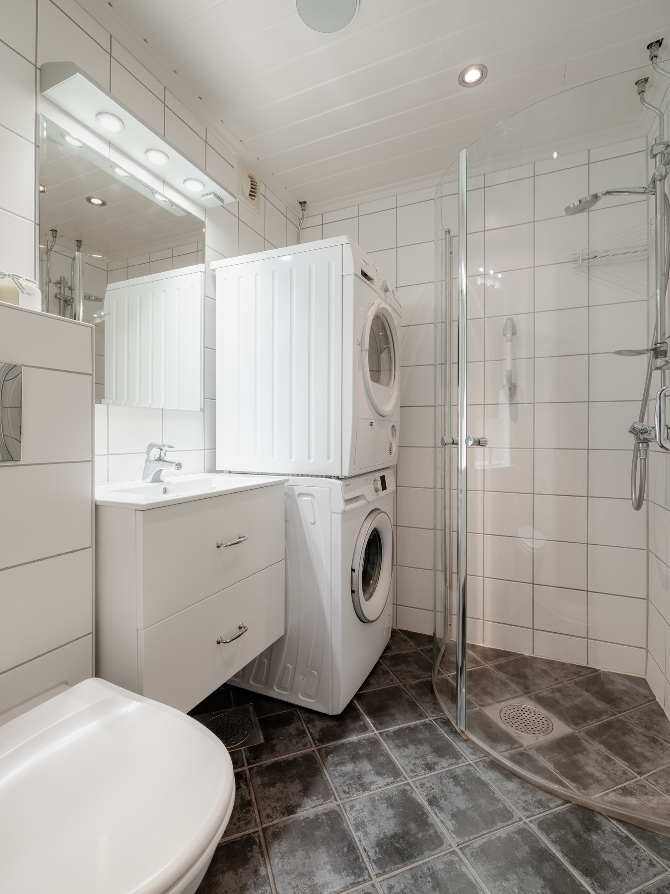 Lyst og flislagt bad utstyrt med gulvvarme. Badet ble pusset opp mellom 2005-2007 ifølge tidligere salgsoppgave. Galleribilde