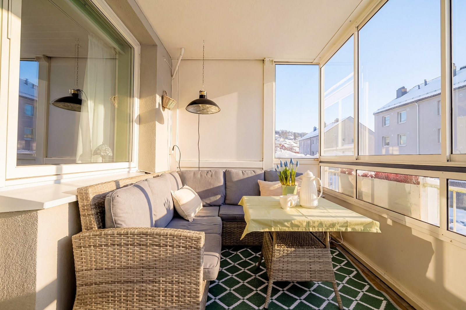 Herlig sørvestvendt, solrik balkong på ca. 8 kvm med gode solforhold. Galleribilde