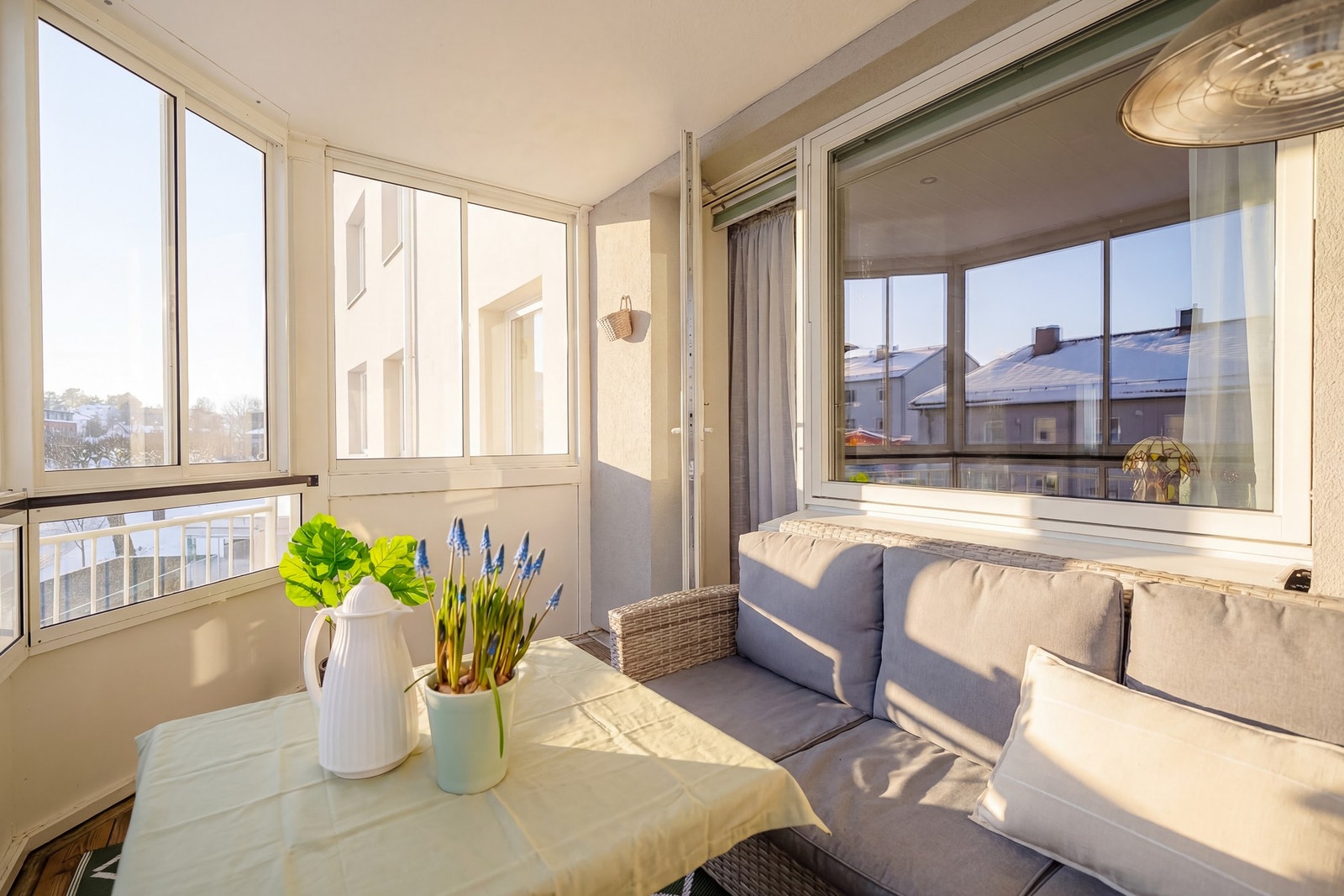 På balkongen har du plass til utemøblement, grill (det er tillatt med elektrisk og gassgrill), samt beplanting. Galleribilde