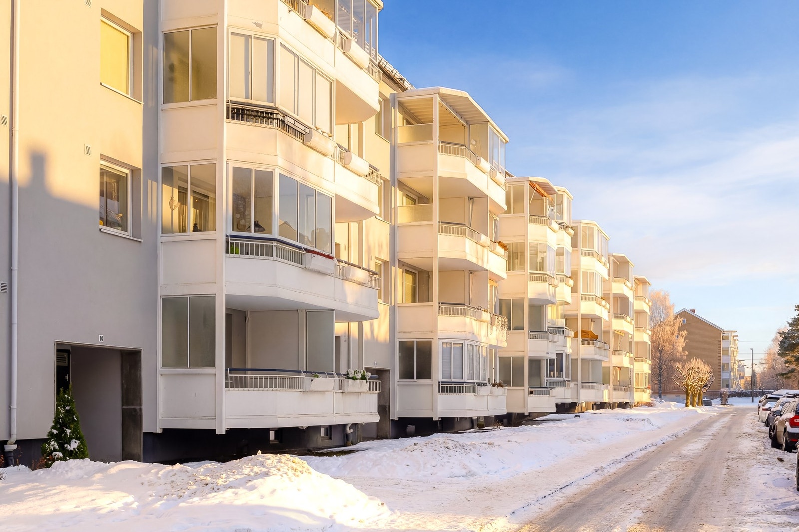 Boligen har en attraktiv beliggenhet på Karlsrud/ Lambertseter. Her bor man sentralt, men samtidig utenfor det pulserende bylivet. Galleribilde