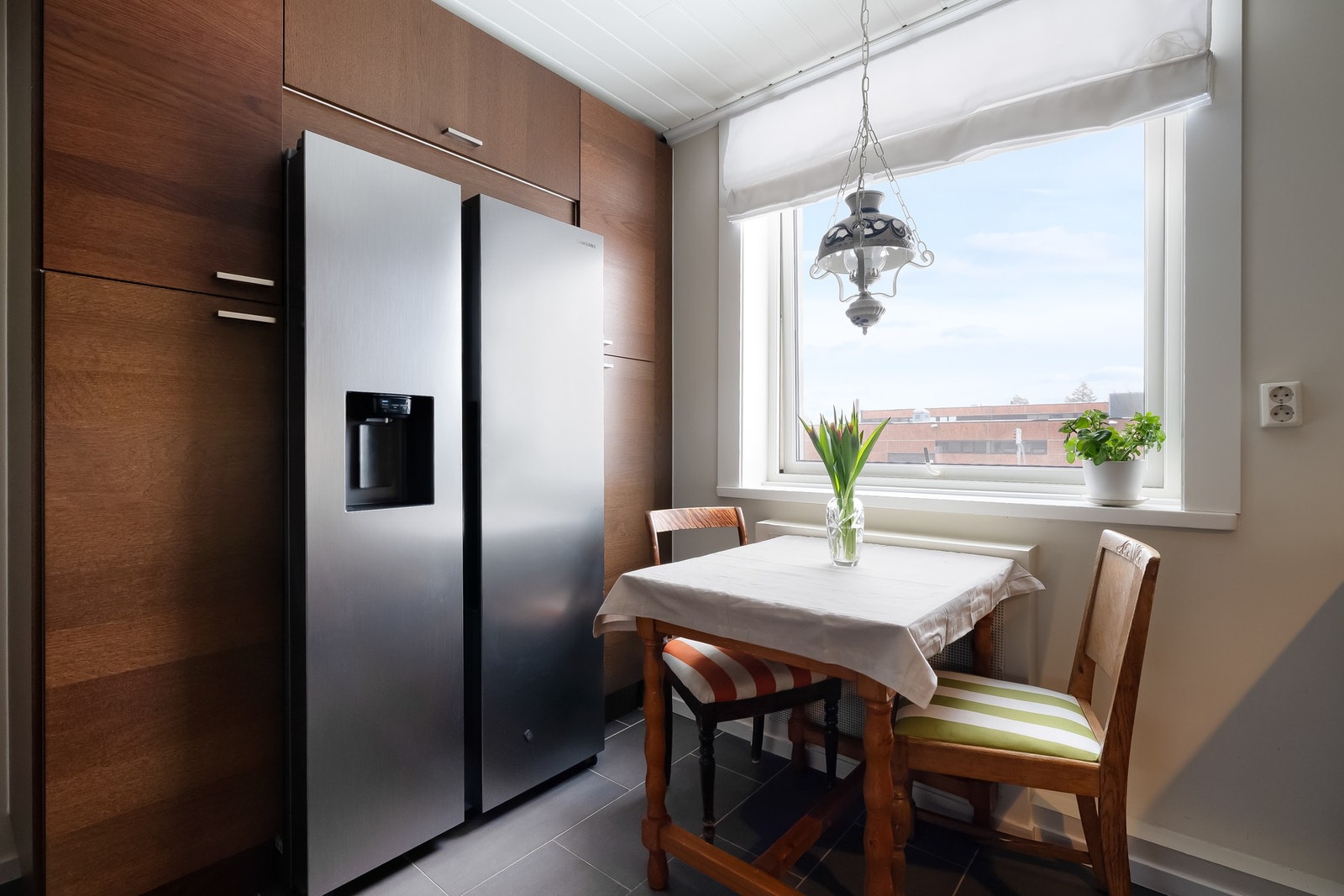 Ved vinduet er det plass til et bord hvor frokosten kan inntas før du går løs på dagen. Galleribilde