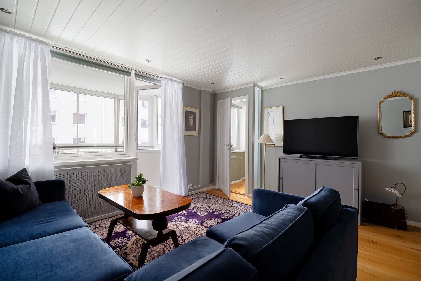 Her har du plass til stor sofagruppe, TV og tilhørende møblement. Galleribilde