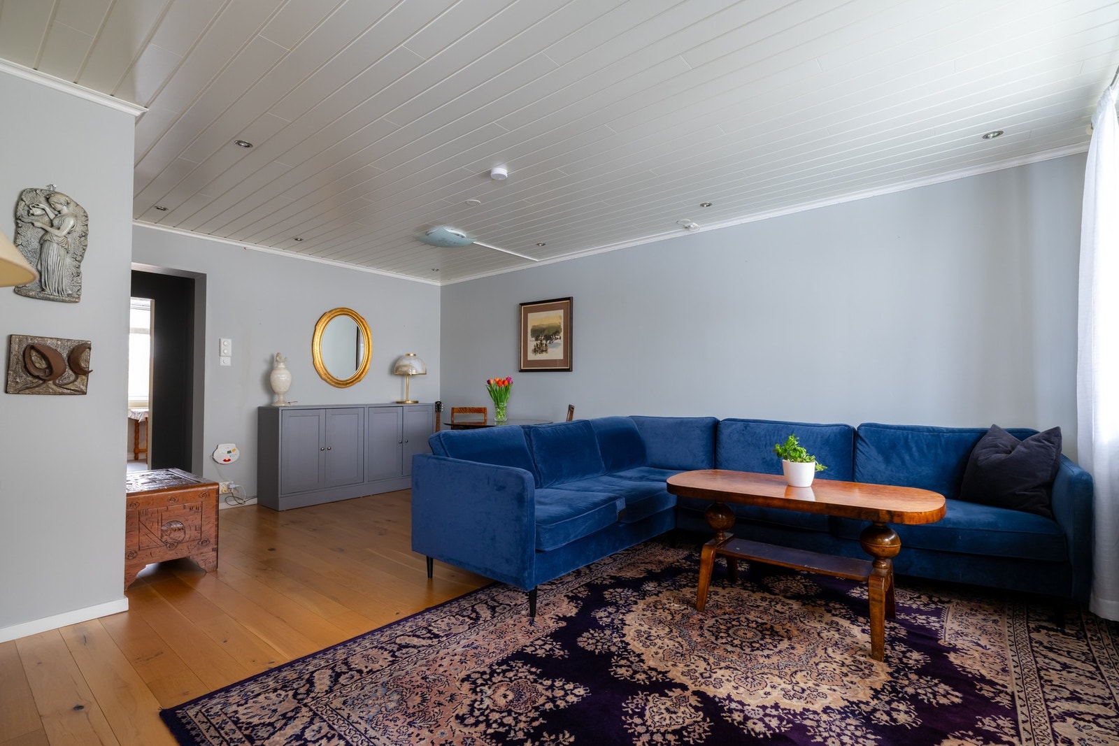 Boligen er gjennomgående og har får med det godt med lysinnslipp fra to sider. Galleribilde