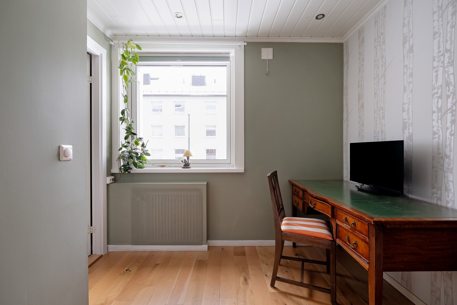 Her har du plass til seng eller skrivebord, samt oppbevaringsmøblement. Galleribilde