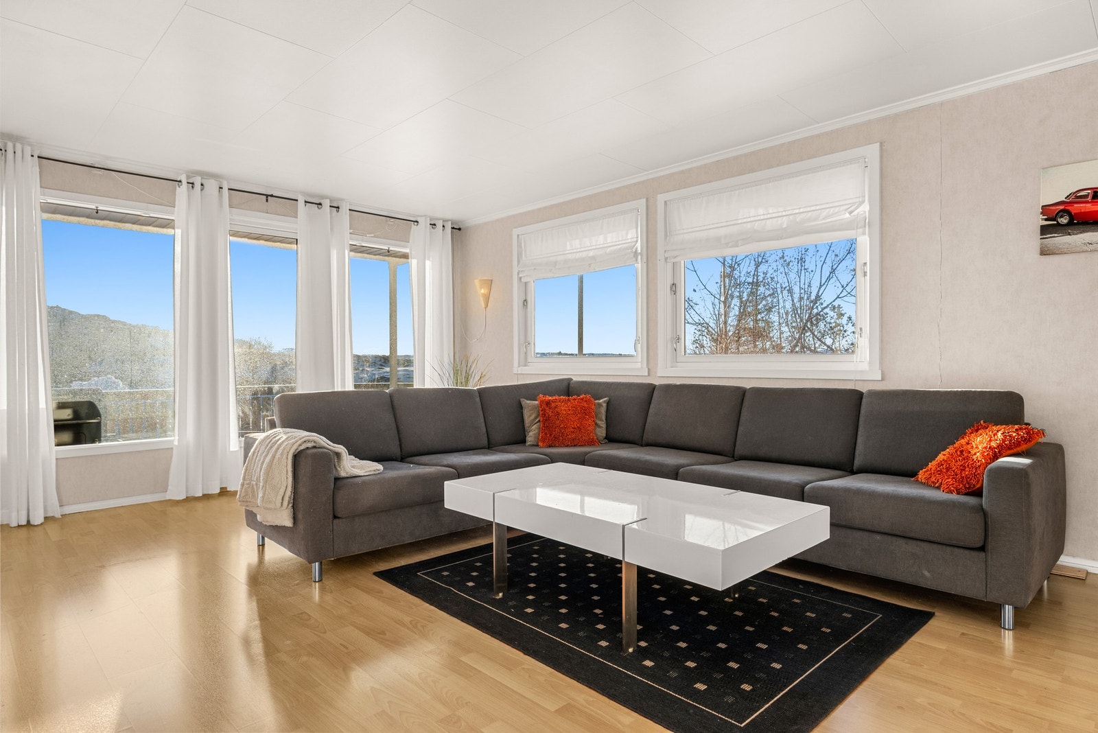 God plass til sofa, stuebord og øvrig møblement, med direkte utgang til solrik veranda. Galleribilde