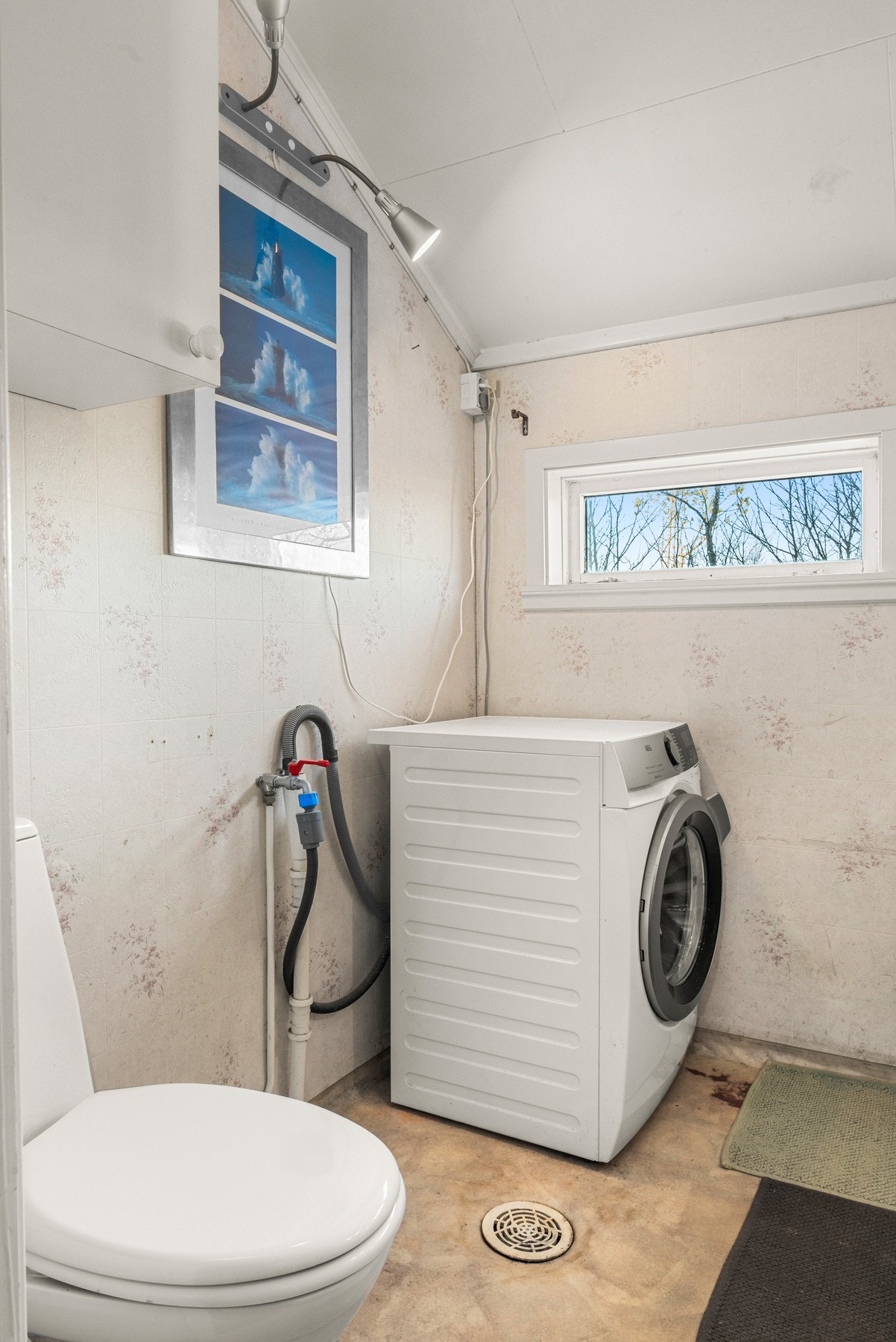 Det er opplegg for vaskemaskin på badet. Galleribilde