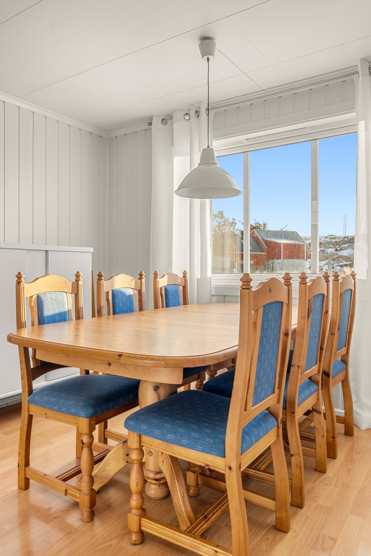 Store vinduer gir godt med naturlig lys. Galleribilde