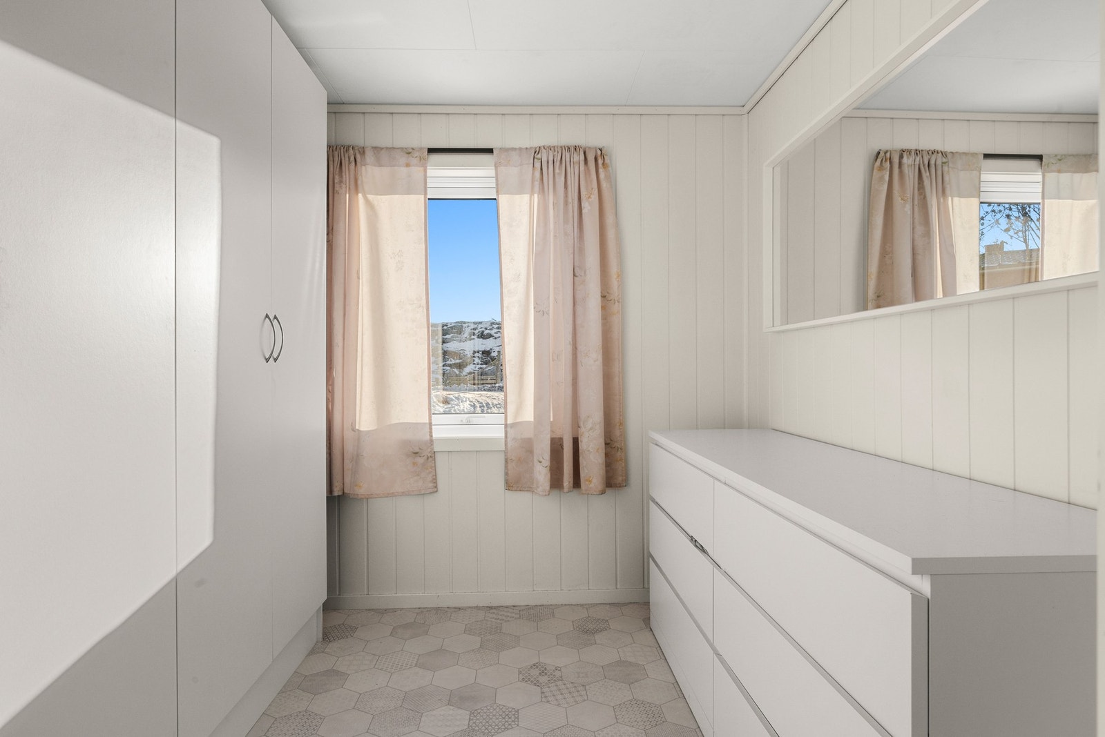 Soverommet i første etasje brukes i dag som garderobe Galleribilde