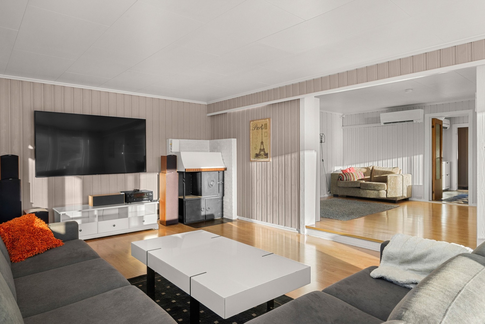 Trivelig TV-stue med peis som skaper varme og god stemning Galleribilde