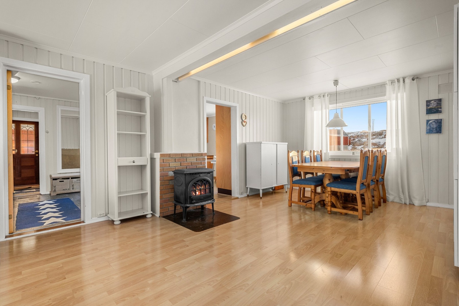 Lys og fin stue med god plass til spisebord ved vinduet. Galleribilde