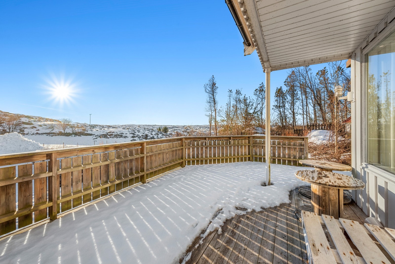 Boligen byr på flere uteplasser hvor man kan flytte seg etter sola Galleribilde