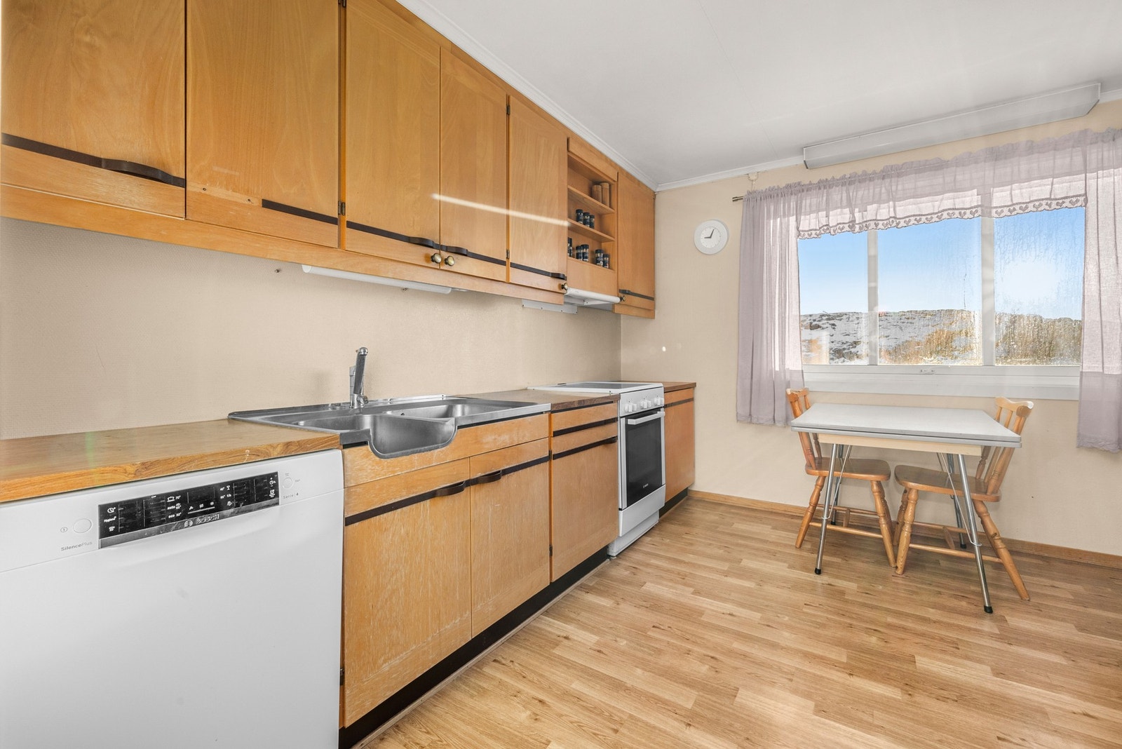 Eldre kjøkkeninnredning med potensial for fornyelse etter eget ønske. Galleribilde