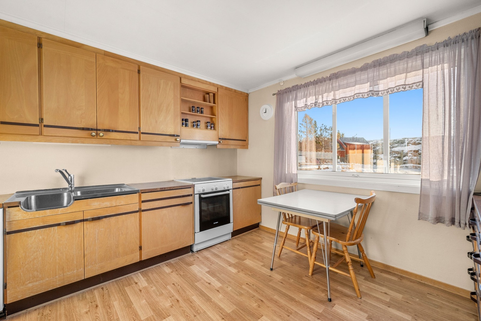 Funksjonelt kjøkken av god størrelse med naturlig behov for modernisering. Galleribilde