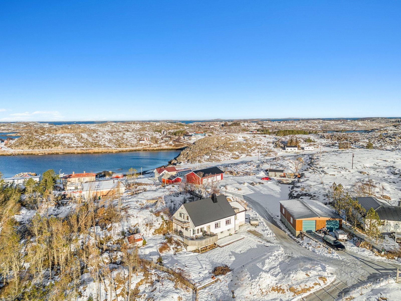 Fra boligen er det ca. 300m. til vannet. Galleribilde