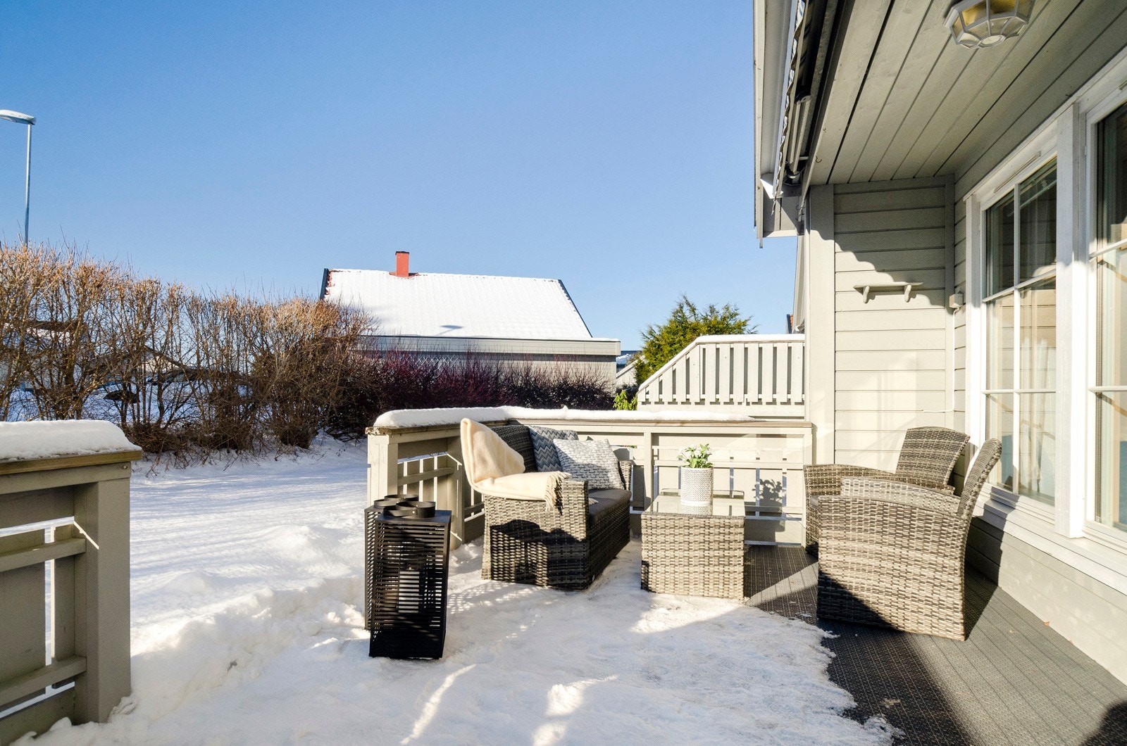 Utgang til romslig og solrik markplatting på 19m² fra stuen. Galleribilde