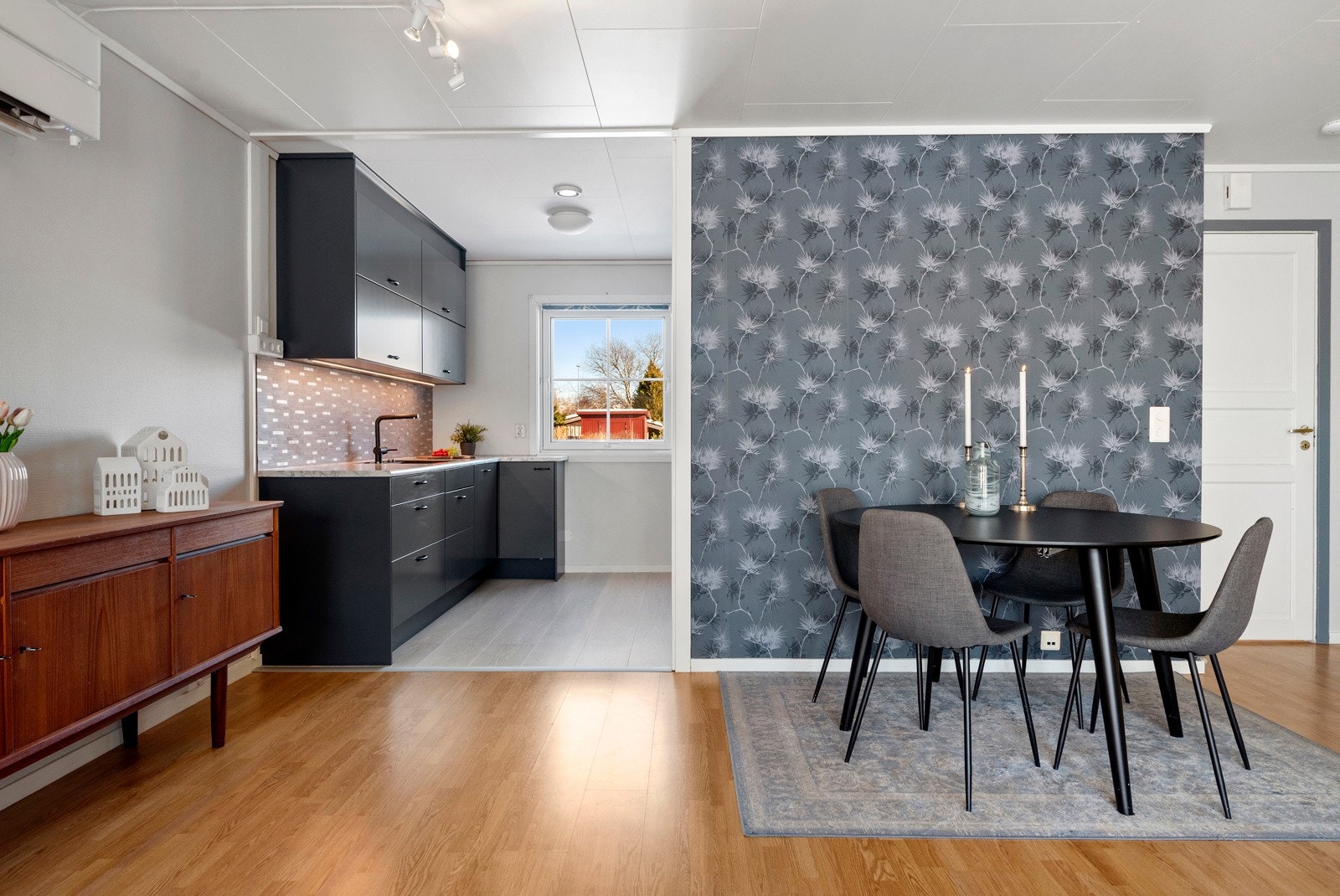 Vindu også på kjøkkenet fører til at etasjen får gjennomlysning. Galleribilde