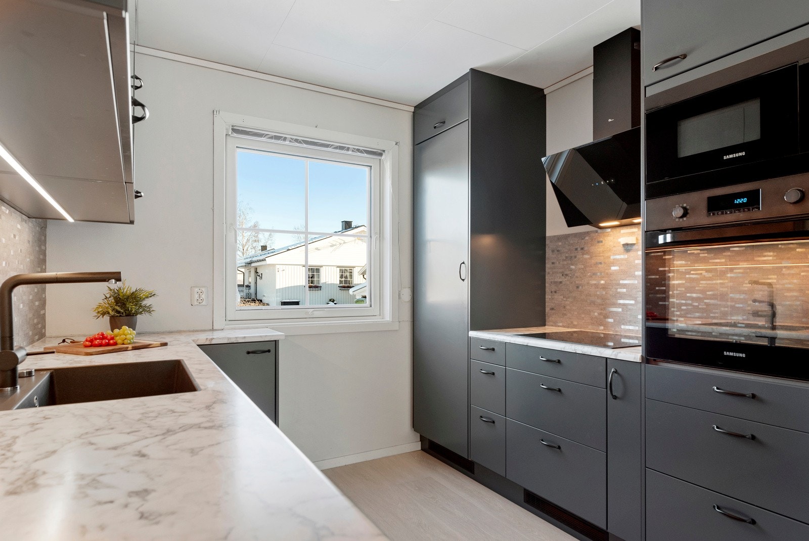 Integrerte hvitevarer medfølger i handelen. Galleribilde