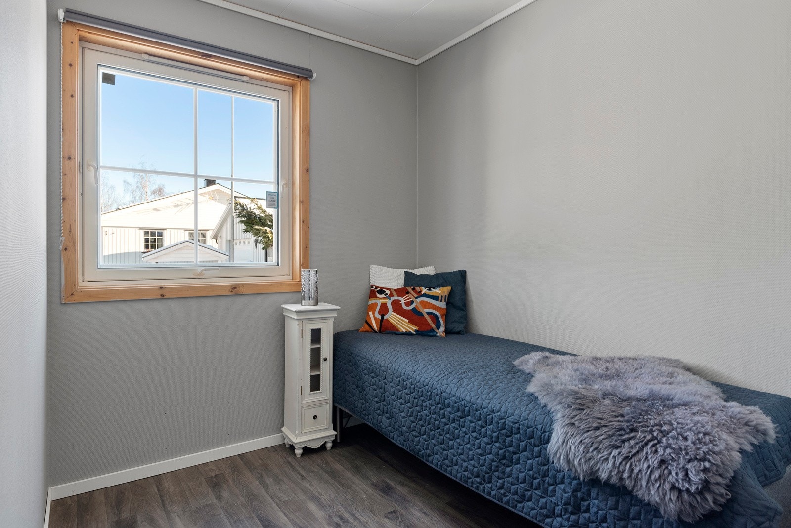 Soverom 1. etasje ca. 6,5m². Plass til både seng og garderobeskap. Galleribilde