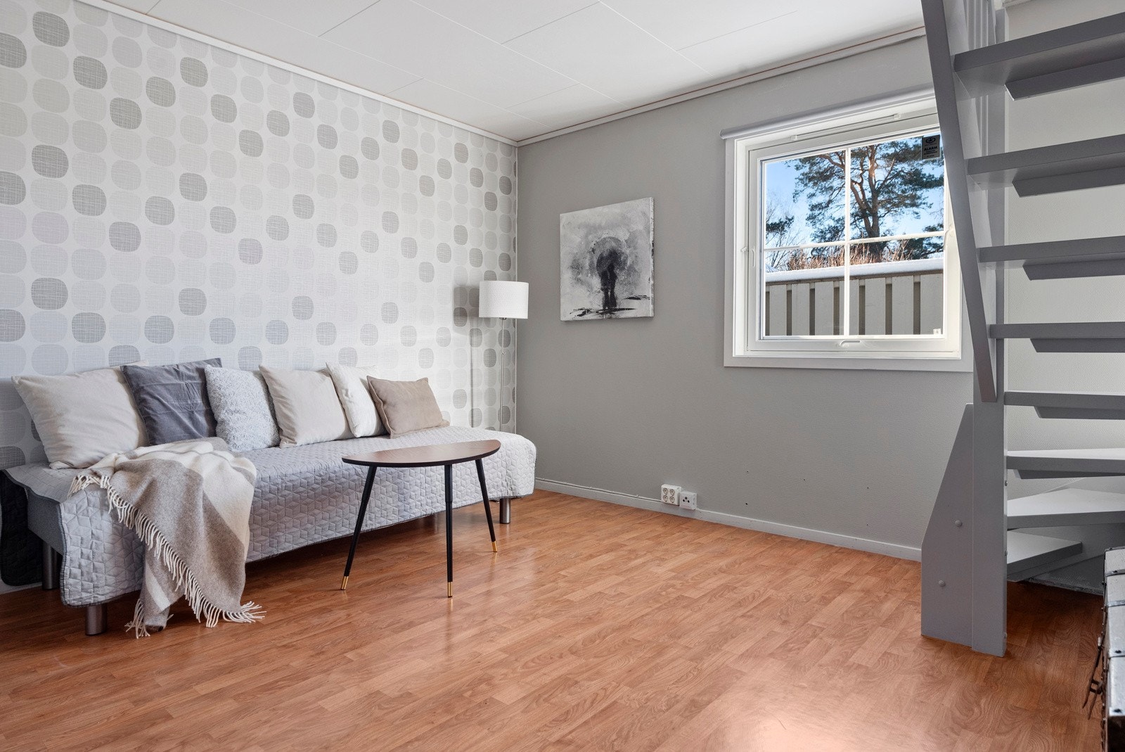 Stue nr. 2 / soverom med trapp opp til loftsetasjen. Galleribilde