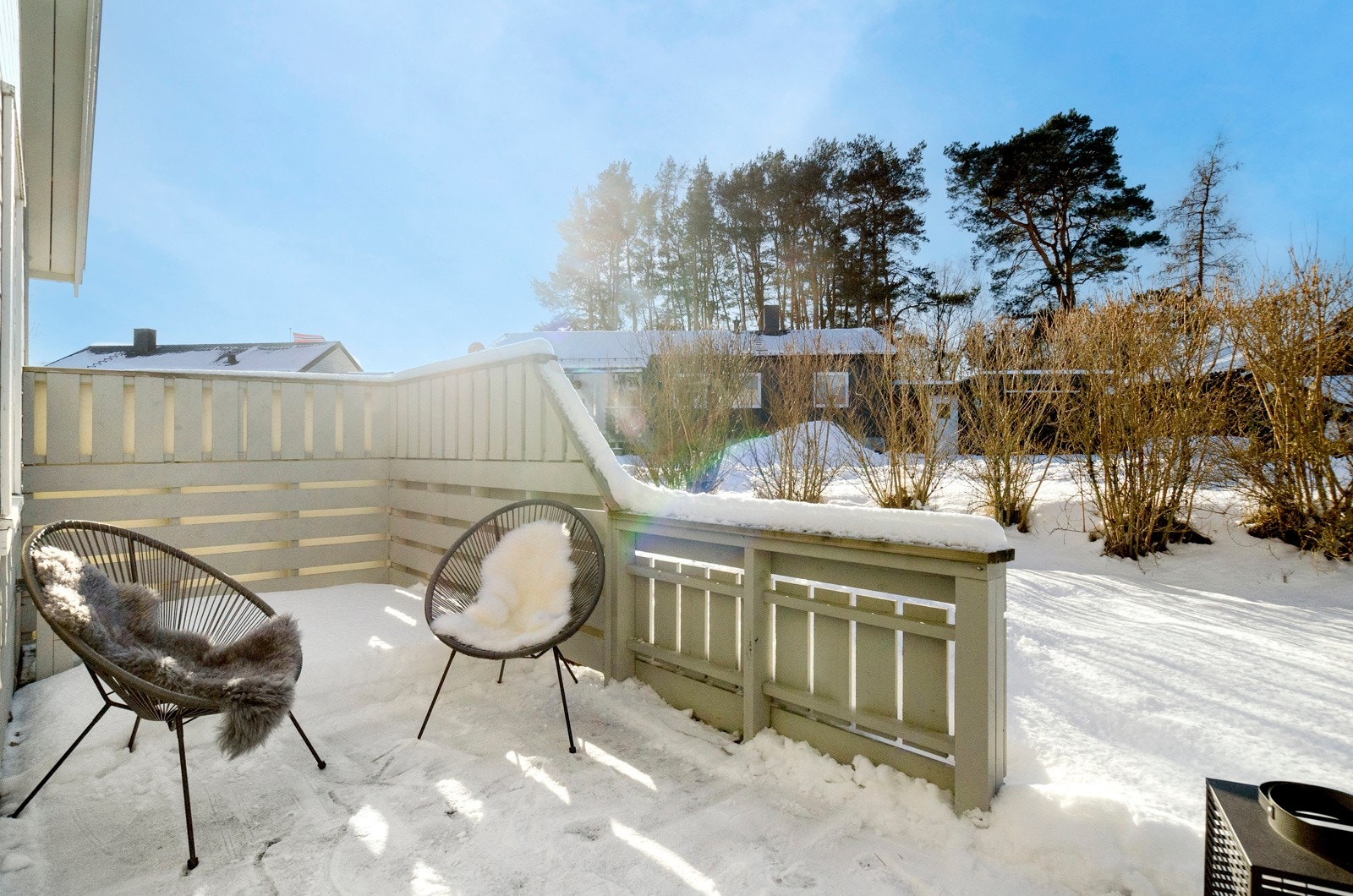 Utmerkede solforhold, samtidig godt skjermet. God plass til både utemøbler og grill. Galleribilde
