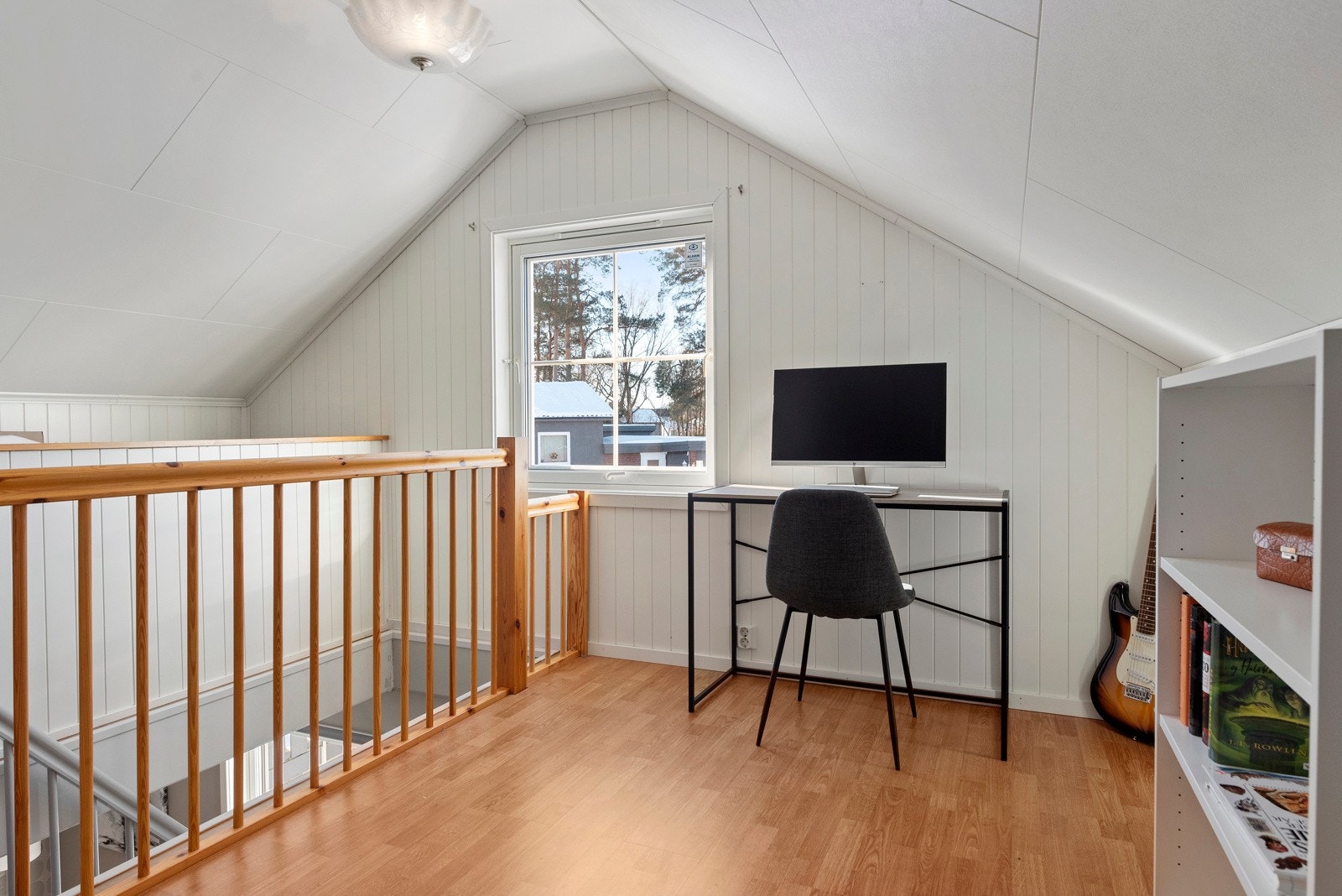 Loftsetasjen inneholder 2 rom (stue og soverom). Det gjøres oppmerksom på at loftsetasjen ikke er byggemeldt som oppholdsrom. Galleribilde