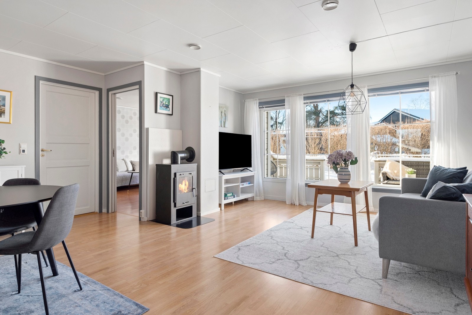 Lys og trivelig stue med store vindusflater. Galleribilde