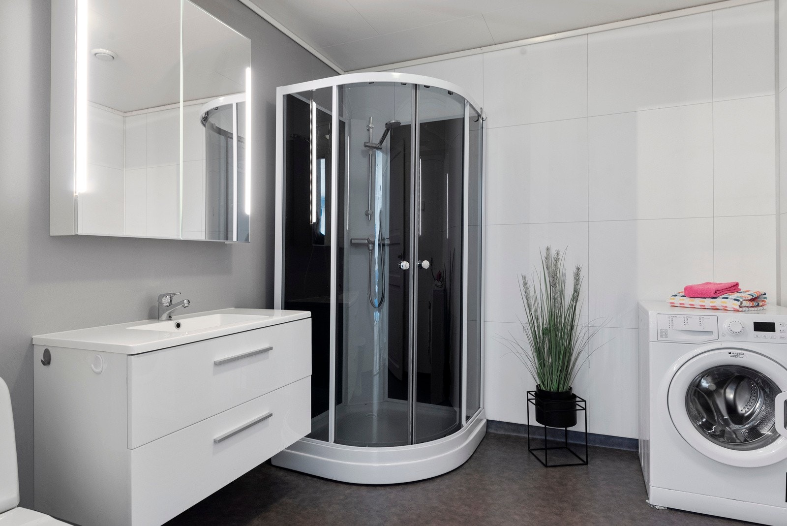 Flott bad sist oppgradert i 2016, utstyrt med toalett, servant med innredning, spei med lys, dusjkabinett og opplegg for vaskemaskin. Galleribilde