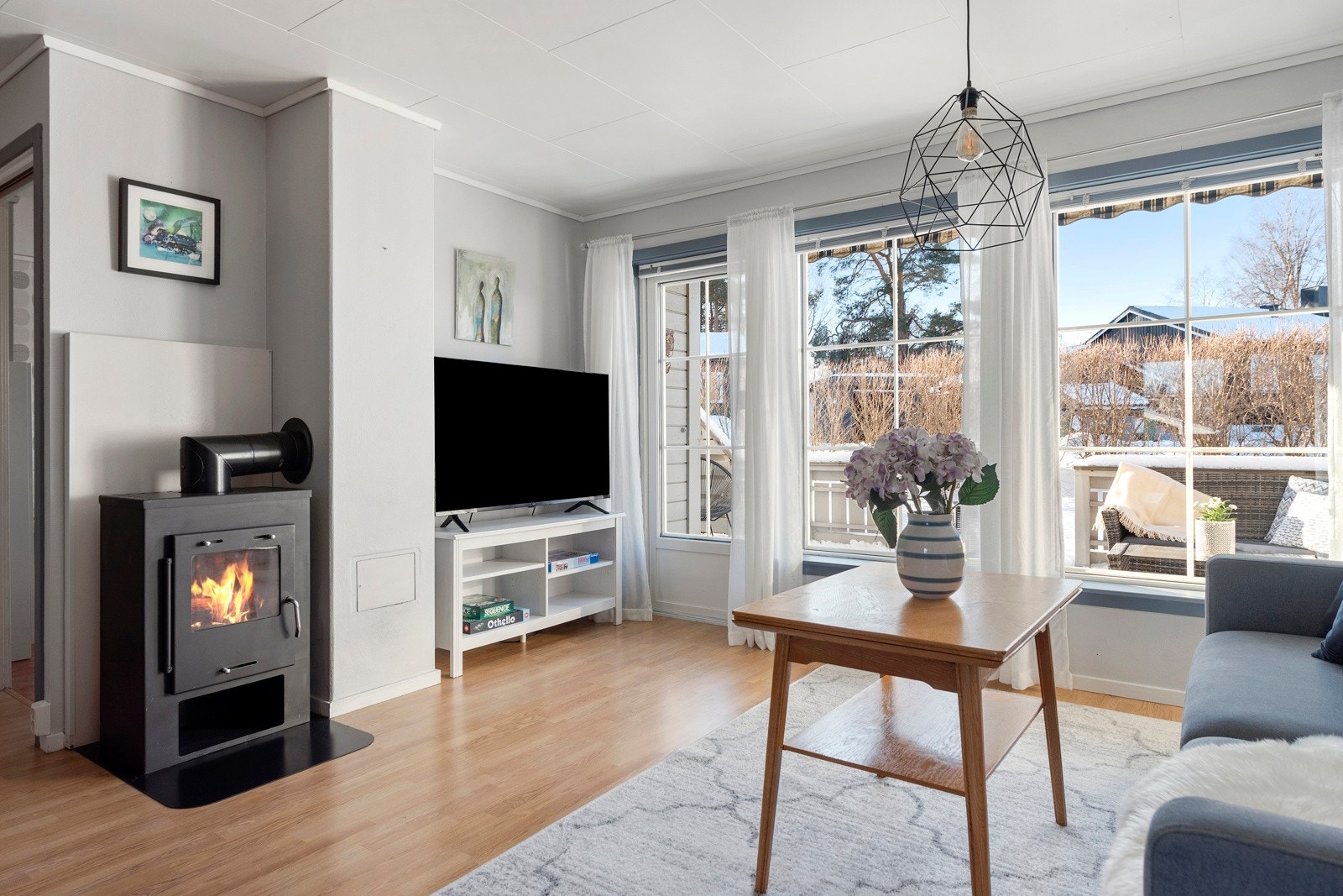 Det er både vedfyring og varmepumpe (installert i 2020). Galleribilde