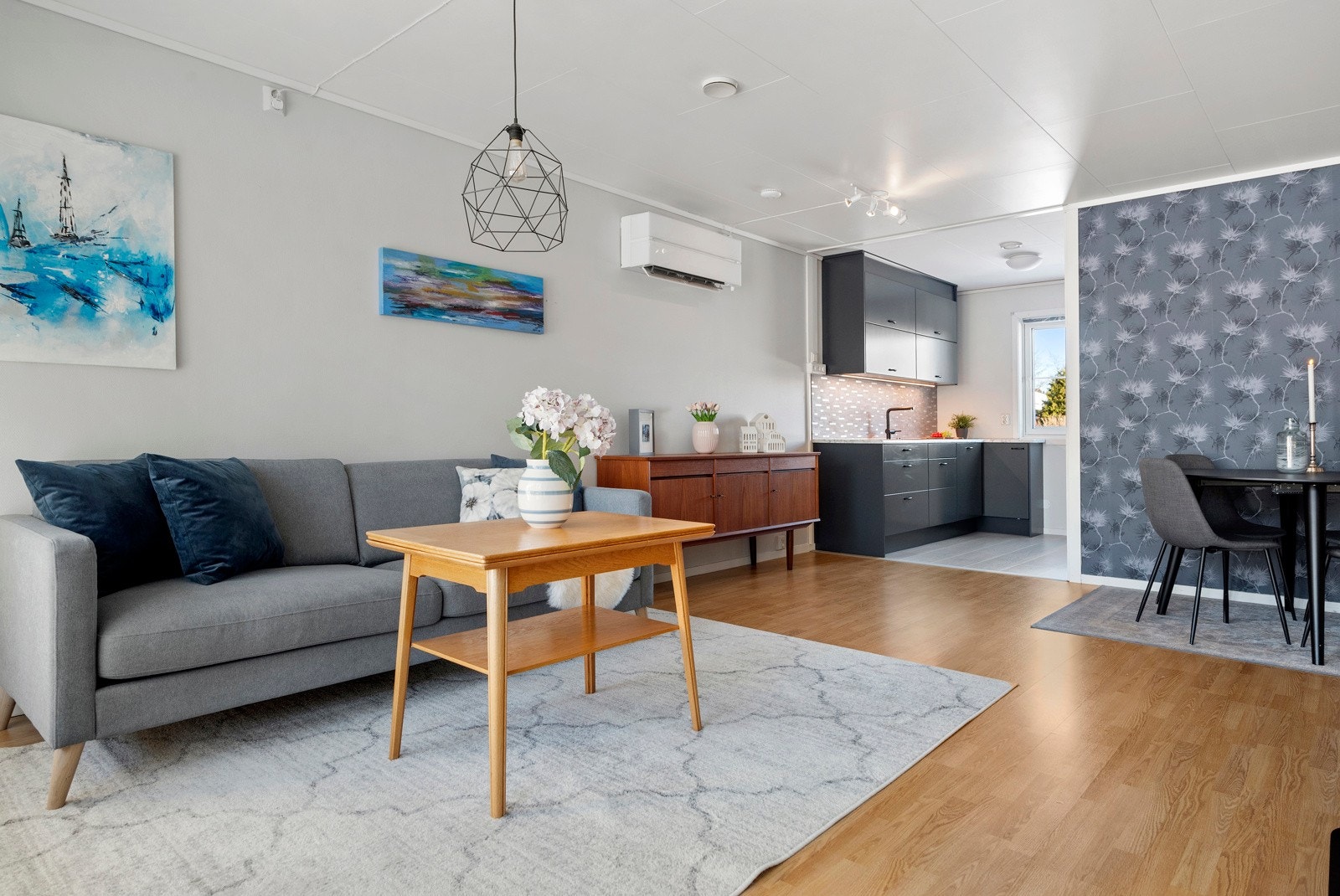 Delvis åpen mellom stue og kjøkken. Galleribilde