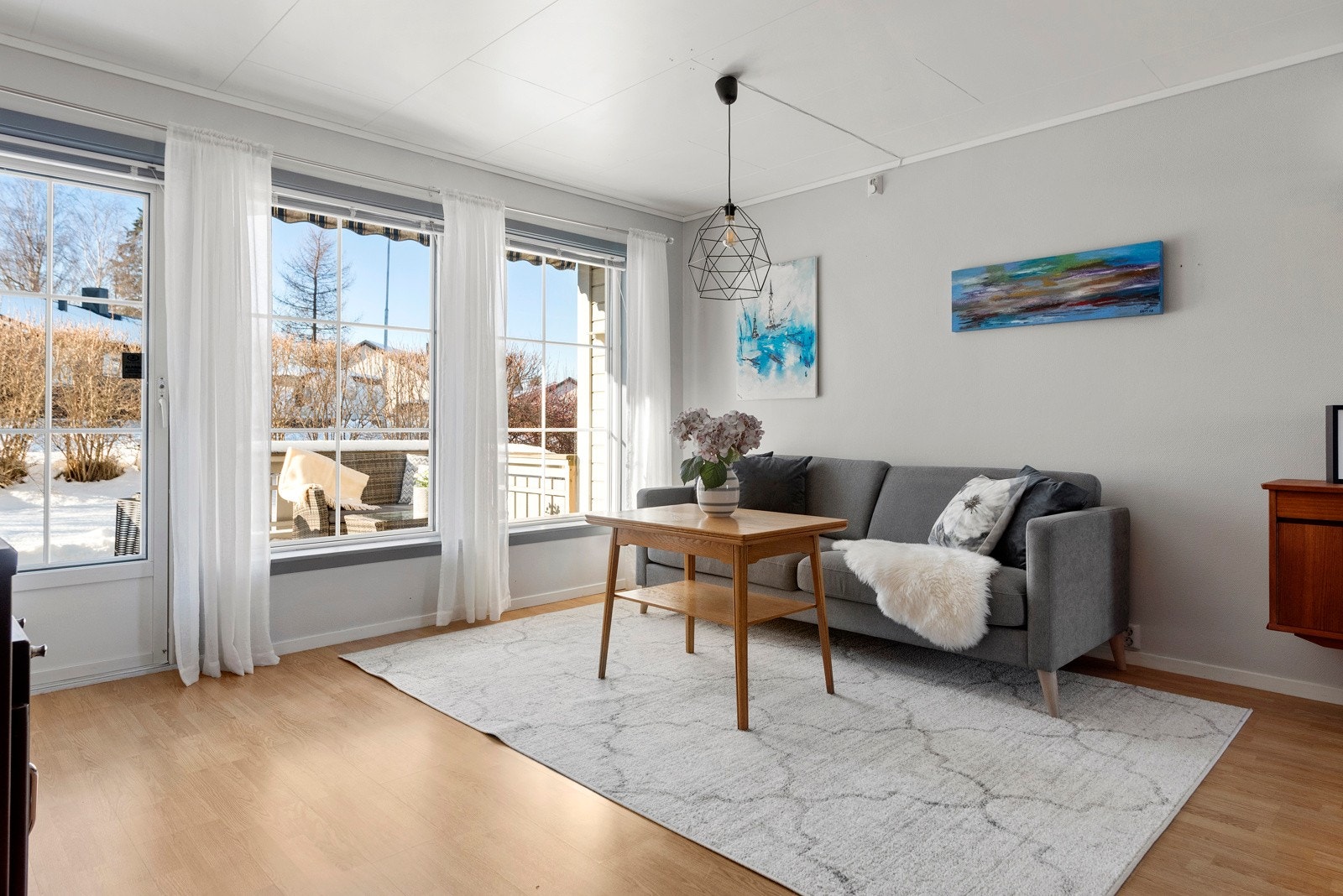 Stuen er 26m² og har plass til både sofagruppe og spisebord. Galleribilde