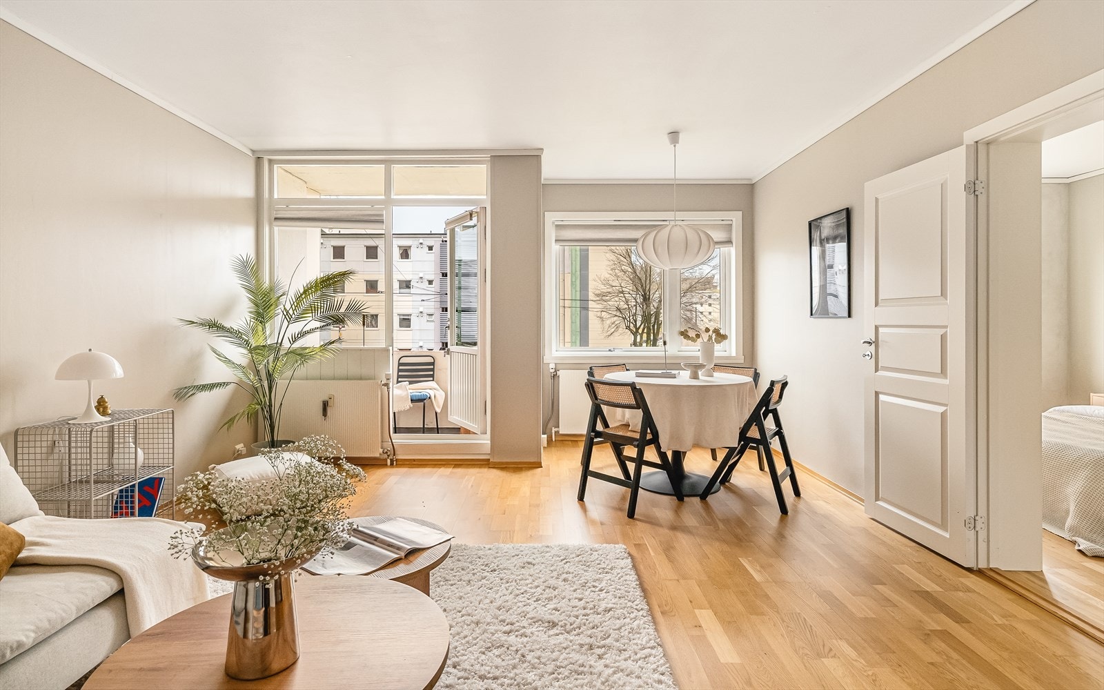 Stuen måler 23 kvm, og har en utforming som gjør det enkelt å innrede med både spisebord og en stor sofagruppe. Galleribilde