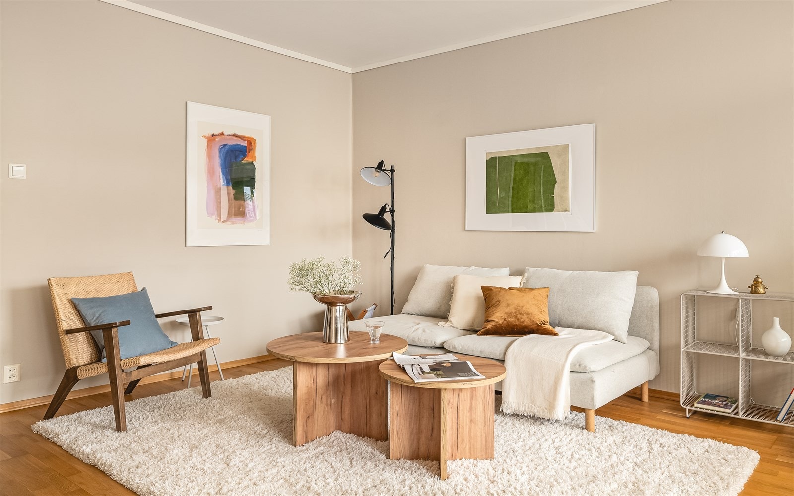 Mye er inkludert i felleskostnadene, blant annet: kommunale avgifter/eiendomskatt, varmtvann, sentralvarme og kabel-tv/internett. Galleribilde