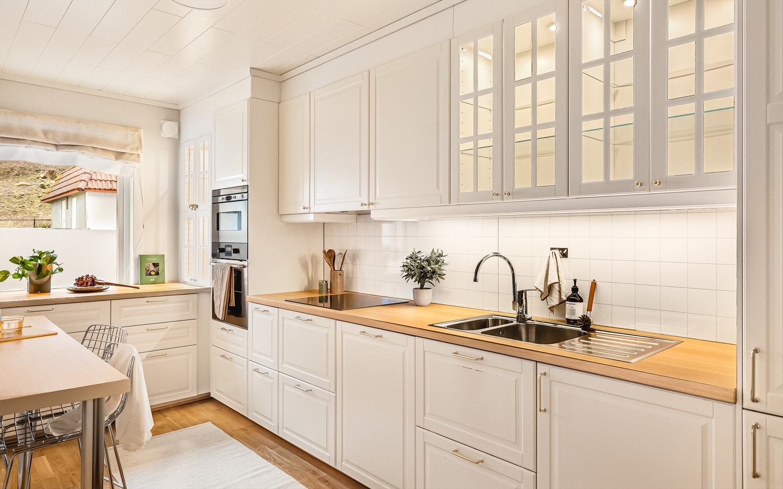 Pent og romslig kjøkken på 10,5 kvm. Kjøkkeninnredningen var ny i 2013, og det er godt med både skap og benkeplass. Galleribilde