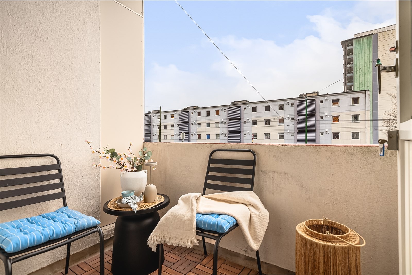 Balkongen er vendt mot vest, og her er det meget gode solforhold ettermiddag/kveldstid. Galleribilde