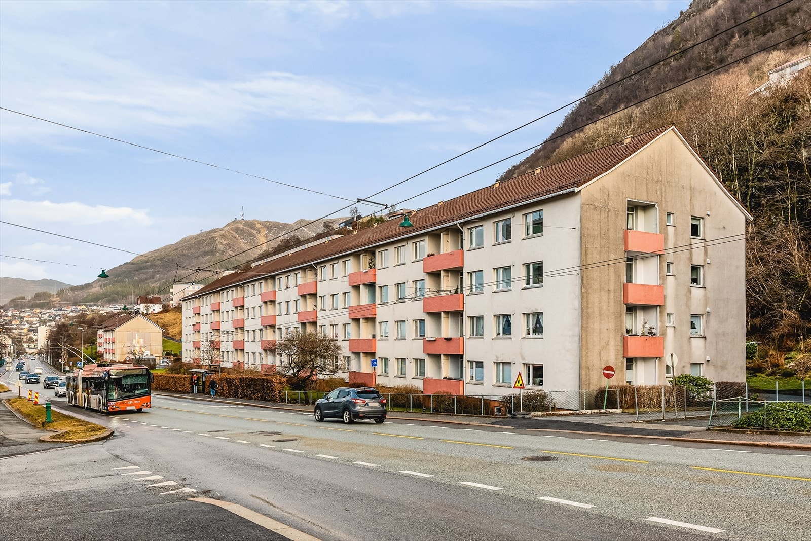 Natlandsveien Borettslag består av til sammen 148 leiligheter i lavblokker og en høyblokk.
Borettslaget har god parkeringsdekning, med ca. 100 parkeringsplasser, hvorav 40 er inne i garasje. Galleribilde