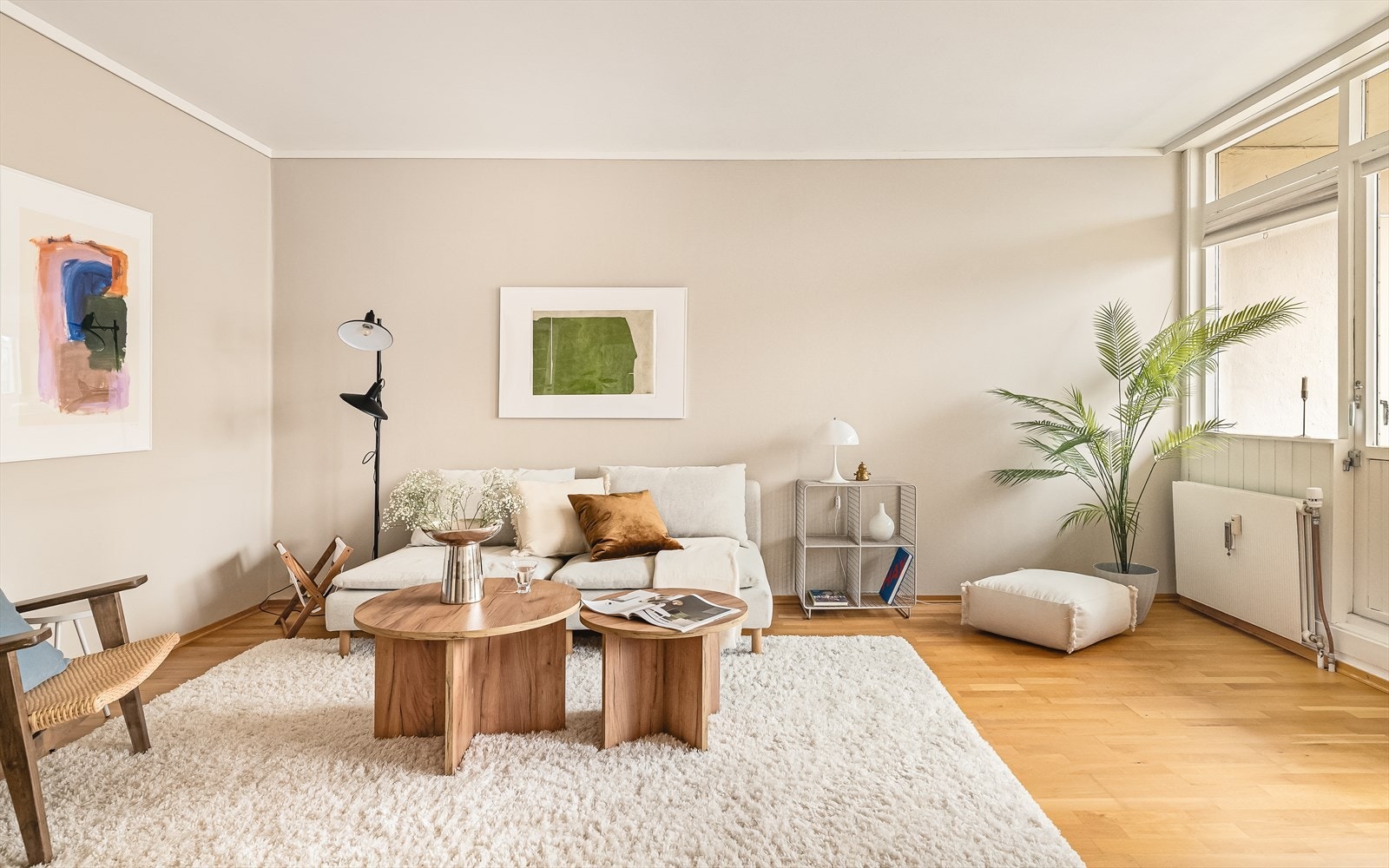 Leiligheten varmes opp via sentralvarme, og der er to radiatorovner i stuen. Bruken av sentralvarme/varmtvann er inkludert i felleskostnadene. Galleribilde