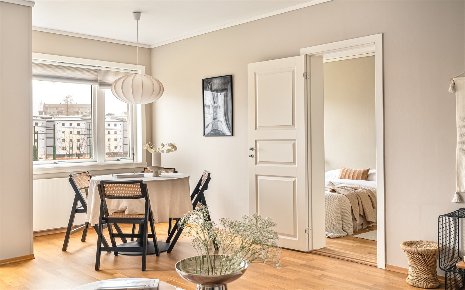 Stuen har vinduer mot vest, som gir rommet godt med naturlig lysinnslipp. Galleribilde