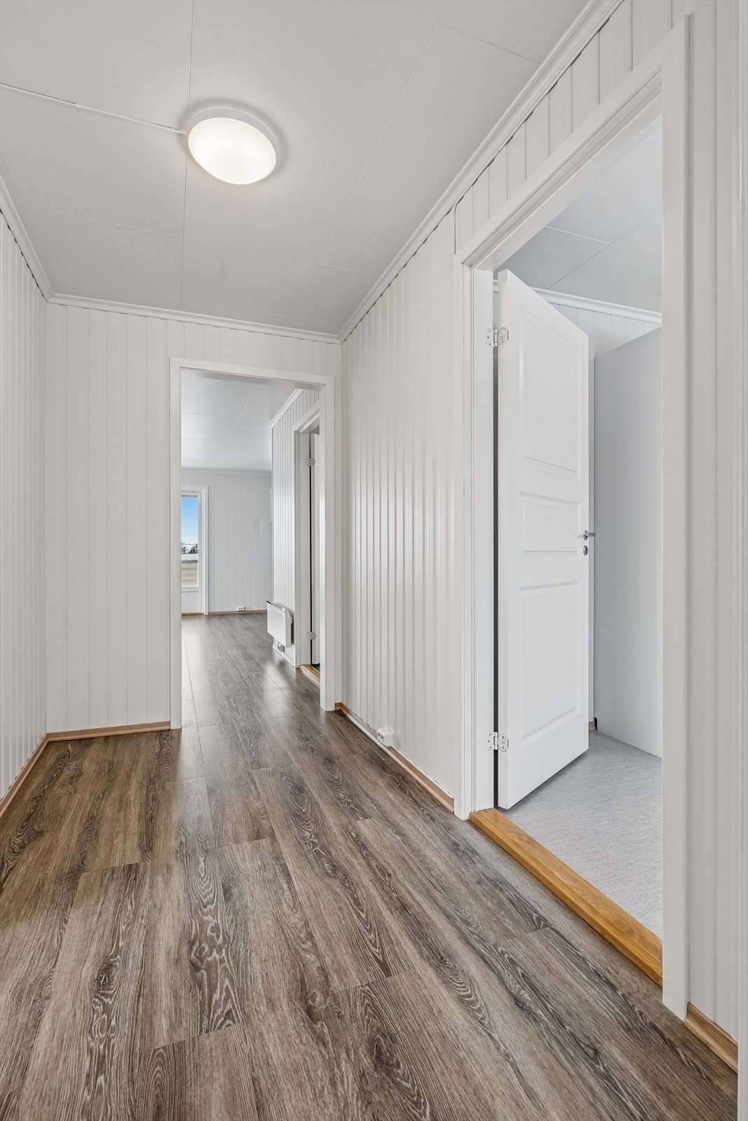 Gangen har malte panelimiterte plater på veggene og laminat på gulvet. Galleribilde