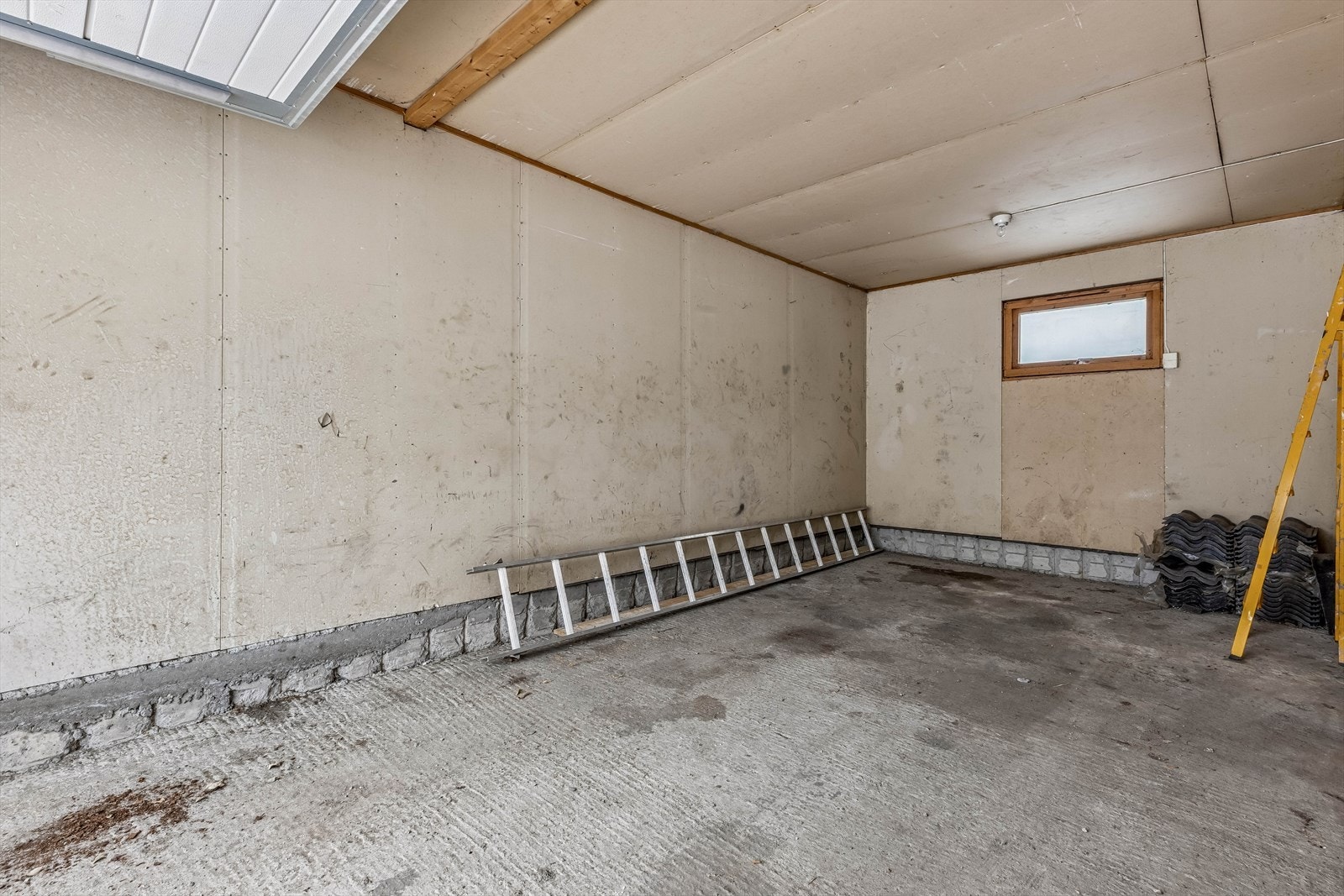 Garasjen på 34 m² inneholder også to praktiske boder for ekstra lagringsplass. Galleribilde