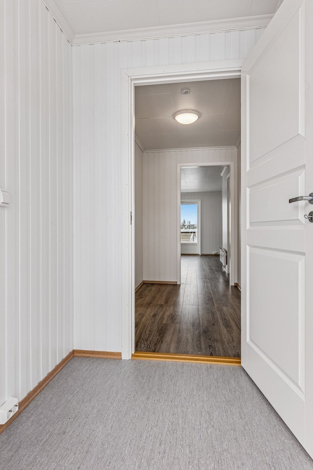 Fra entreen ledes du videre inn i boligens hoveddel. Galleribilde