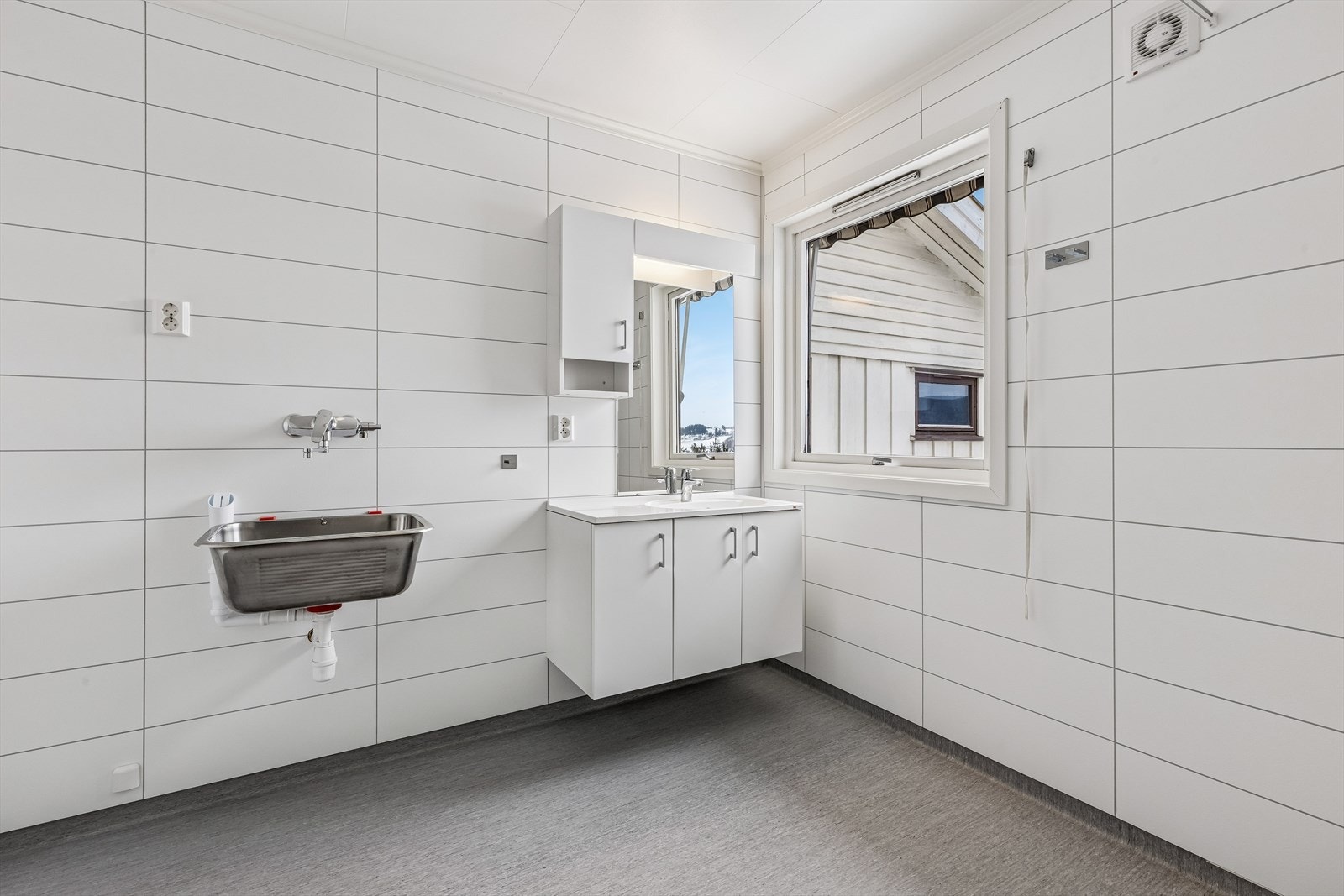 Her er det servantskap, opplegg for vaskemaskin og en elektrisk styrt vifte. Galleribilde