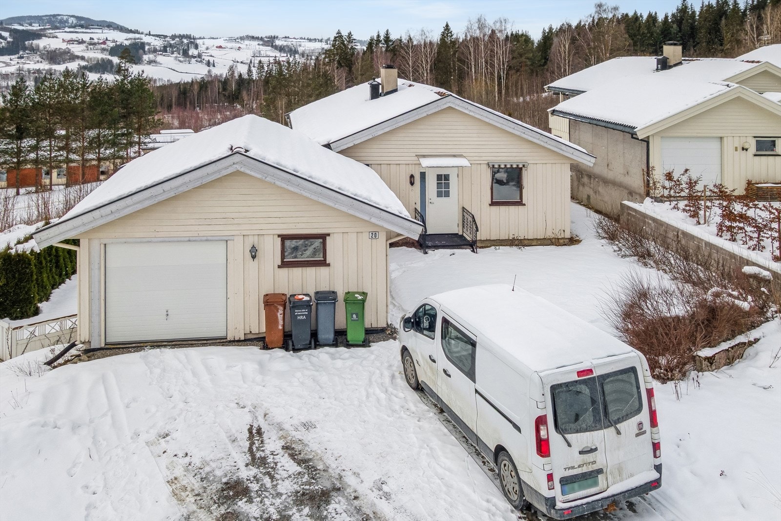 En innholdsrik halvpart av en tomannsbolig med egen garasje og gode lagringsmuligheter. Galleribilde