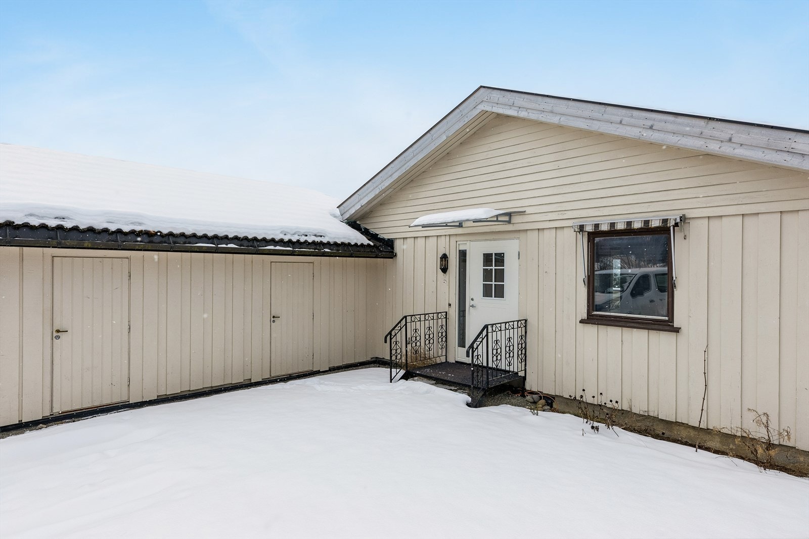 Utvendig har boligen malt tømmermannskledning og liggende panel i gavlene. Galleribilde