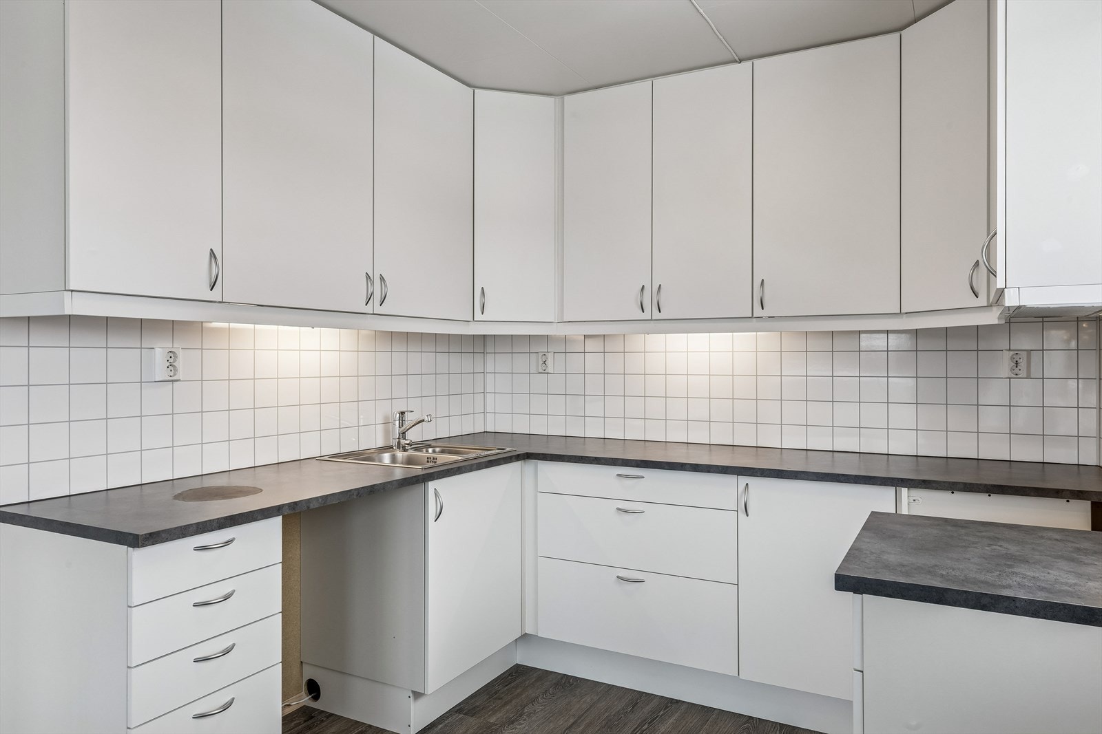 Kjøkkeninnredningen har glatte fronter og en slitesterk laminatbenkeplate. Galleribilde